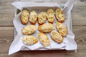 Sprinkle a little grated cheese on top and place in the oven. Bake croutons at a temperature of 180 degrees for 10-20 minutes, depending ...