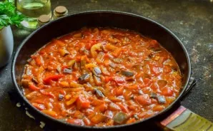 Pour tomato juice into the pan, add salt and sugar.
