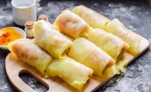 Roll up the cabbage leaf. Do the same with all the leaflets and minced meat.