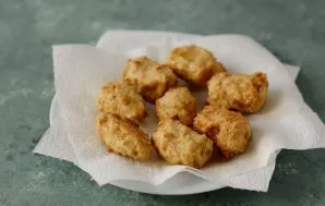 Put the baked bananas on a paper towel to absorb excess oil.