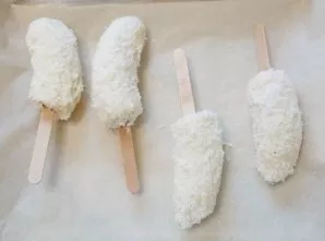 Place the bananas on a baking sheet lined with baking paper.