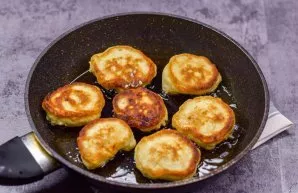 Heat the pan, pour in the oil. Using a spoon, put the dough in a pan and fry the pancakes on low heat for 2 minutes on each side.