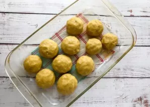 Form gingerbread, put in a heat-resistant form and send to an oven preheated to 180 degrees for 30-35 minutes.