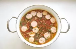 Finely chop the dill, chop the garlic. Put in prepared borscht.