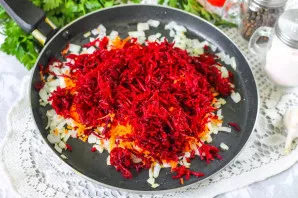 Add slices of beets and carrots, stir gently and simmer for another 1-2 minutes.