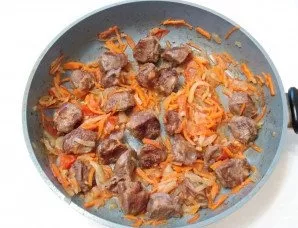 Season with salt, mix and cook over medium heat while stirring for 10 minutes.