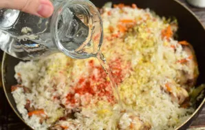 Pour water, it must completely cover all the rice.