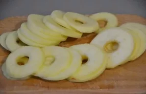 Peel the skin and cut into rings.