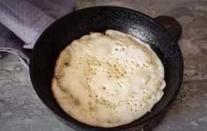 Grease the pan with vegetable oil and fry the pancakes on both sides until golden brown.