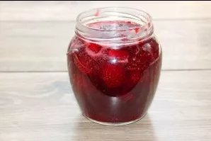 Pour the jam into sterilized jars and roll up. Turn upside down and leave to cool.