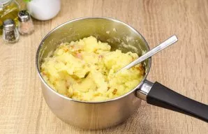 Mix everything and serve. Mashed potatoes with bacon are ready!
