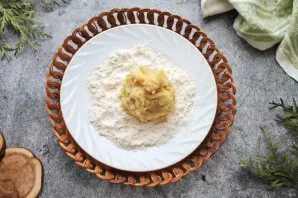 Divide the potato mixture into equal parts, form round cutlets and roll it completely in flour.
