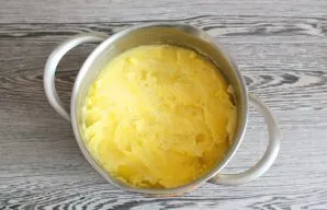 Make a thick puree by adding 2.5 teaspoons of oil and salt to taste. Set aside so that the puree cools to a temperature of 40-50 degrees.