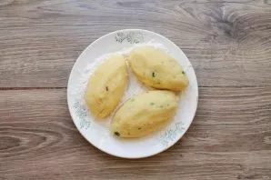 Close the filling with the edges of the cake, forming zrazs. Roll them in flour on all sides.