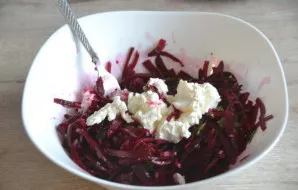 Add ricotta to the salad, mix well again.