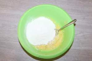 Add vodka, stir and gradually add flour.