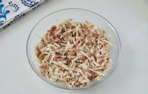 For the filling, crush the tuna with a fork and add the grated cheese. You can use any cheese.