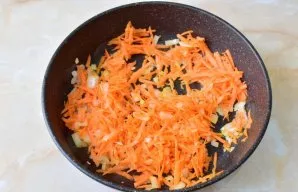 Pour a little vegetable oil into a hot pan and fry the vegetables for 2-3 minutes.