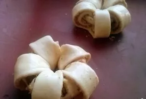 Place the buns on a baking sheet with a silicone mat. Brush each top with a lightly sprinkled egg.