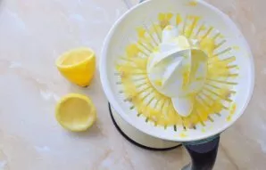 To make a lemon cream, squeeze the lemon juice.
