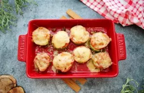 Place the form with zucchini in a hot oven and bake at a temperature of 180 degrees for 20-25 minutes until cooked. After a while, remove...