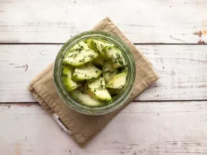 Fill the washed jars with lettuce.