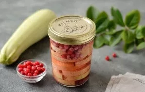 Screw on the lids, leave until completely cooled, then put in a dark, cool place. Zucchini with red currants is ready for the winter!