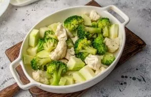 Grease a baking sheet with a capacity of 1.2-1.5 liters with vegetable oil. Lay out the prepared vegetables.