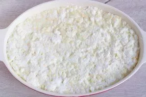 Smear the form with butter, pour the mass.