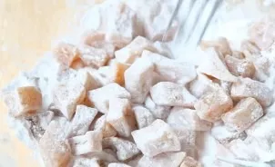 When the candied fruits have cooled, sprinkle them with icing sugar. Delicious!