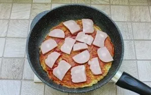 Spread the chopped ham on top.