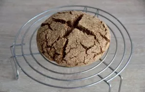 Cool the baked bread completely on the grill.