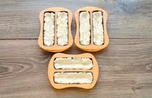 Spread the curd mass into the moulds, making an indentation in the middle.