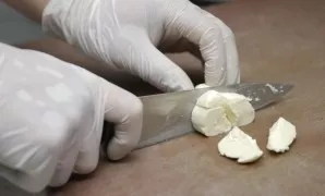 Cut the mozzarella into large cubes.