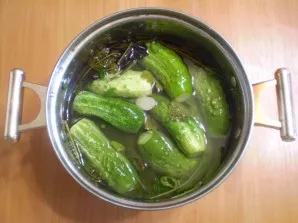 When it cools down, put in the refrigerator. The next day, cucumbers can be eaten. Enjoy!