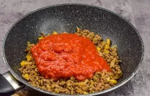 Add tomatoes, salt, pepper chopped in your own juice to the pan, you can add a pinch of sugar.