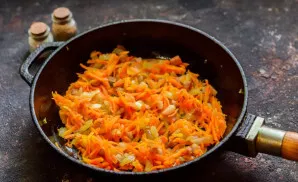 After a while, fry the bacon and onions, add carrots and fry for a few minutes, then put the vegetables in a saucepan, cook the soup for ...