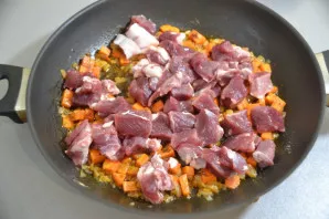 Add the fried meat and fry.