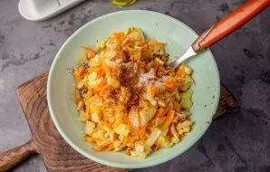 Transfer the baked vegetables to buckwheat porridge, salt to taste and add pepper. Stir.