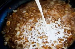 Pour cream into the pan. Add salt, pepper to taste and mix everything thoroughly.