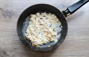 Simmer on low heat for 5-7 minutes until thickened. Remove from heat, add grated garlic and stir. Turn on the oven to heat up to 180 degr...