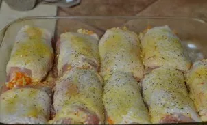 Place the wrapped pieces carefully and fairly tightly in a baking dish. Sprinkle the chicken pieces with spices. Then put to bake in the ...