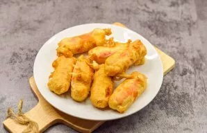 Crab sticks in batter are ready and can be served with sauce.