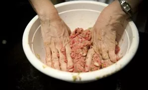 Stir everything thoroughly with your hands so that both masses mix evenly.