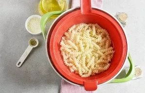 During this time, put the pasta to cook.