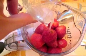 From water and 2 tablespoons of sugar, boil the syrup, heat and pour in the remaining soaked gelatin. Chop and stir with a blender.