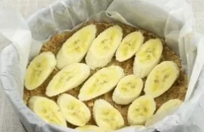 Place some sliced ??bananas on top of the cake.