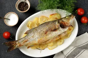 Serve the prepared sea bass with potatoes to the table with a salad of fresh vegetables or homemade pickles. Delicious!