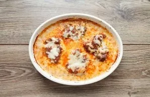 Bake the turkey fillet with the sauce for 10-15 minutes. Turkey in cream sauce is ready in the oven.