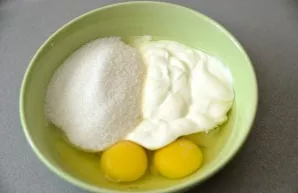 Prepare the filling, for this, put sour cream, eggs, sugar, vanillin in a bowl and mix.